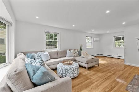 12 Granada Terrace, Middletown, Rhode Island 02842, USA