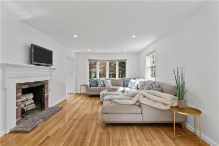 12 Granada Terrace, Middletown, Rhode Island 02842, USA