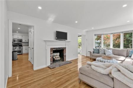 12 Granada Terrace, Middletown, Rhode Island 02842, USA