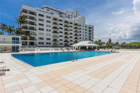 5445 Collins Ave P2, Miami Beach, Florida 33140, USA