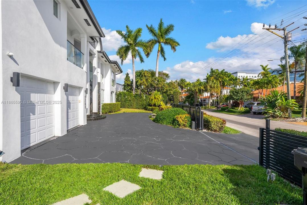 3251 NE 164th St, North Miami Beach, Florida 33160