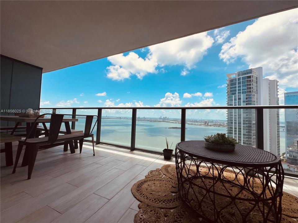 650 NE 32nd 4003, Miami, Flórida 33137, Estados Unidos