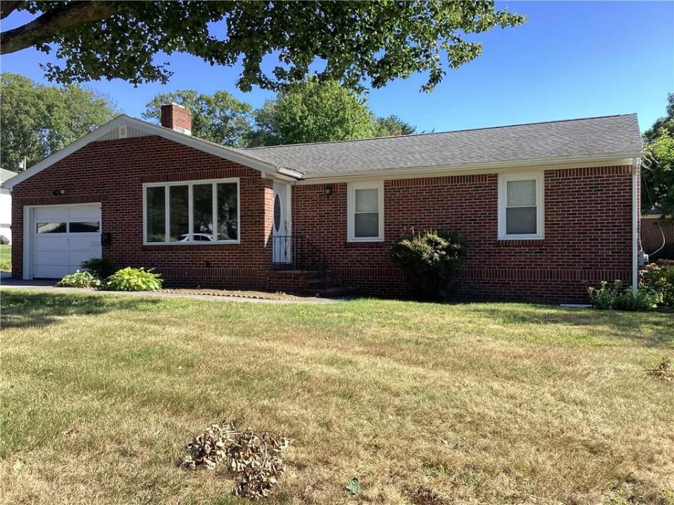 25 Fernbrook Drive, Cranston, Rhode Island 02920, USA