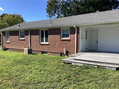 25 Fernbrook Drive, Cranston, Rhode Island 02920, USA