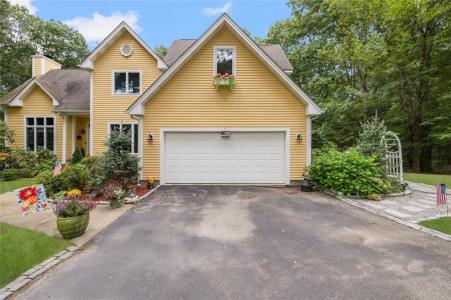 5 Woodmansee Court, Richmond, Rhode Island 02892