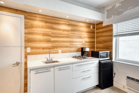 335 Ocean Dr 111, Miami Beach, Florida 33139, USA