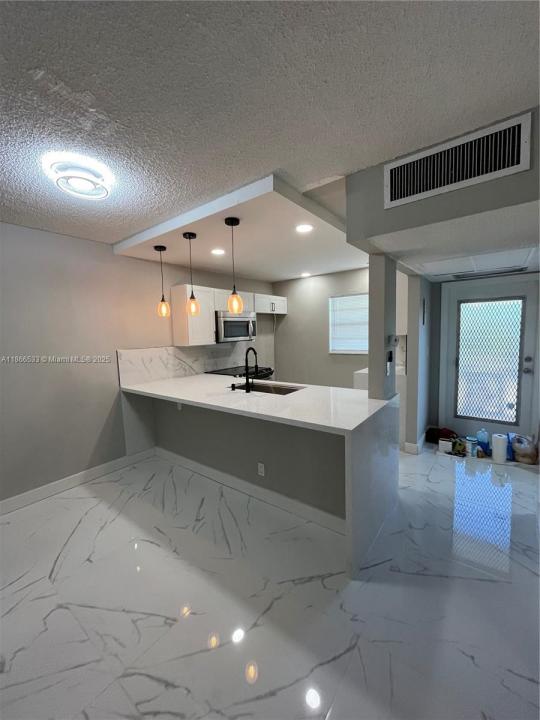 5102 NW 36th St 605, Lauderdale Lakes, Florida 33319