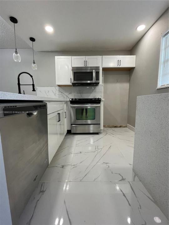 5102 NW 36th St 605, Lauderdale Lakes, Florida 33319