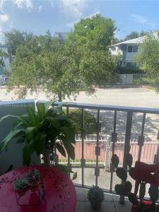 1990 Marseille Dr 201, Miami Beach, Florida 33141, USA