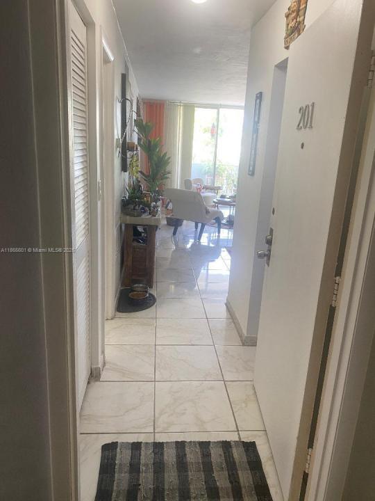 1990 Marseille Dr 201, Miami Beach, Florida 33141, HOA KỲ