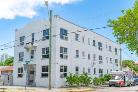 676 SW 2nd St 8, Miami, Florida 33130, USA