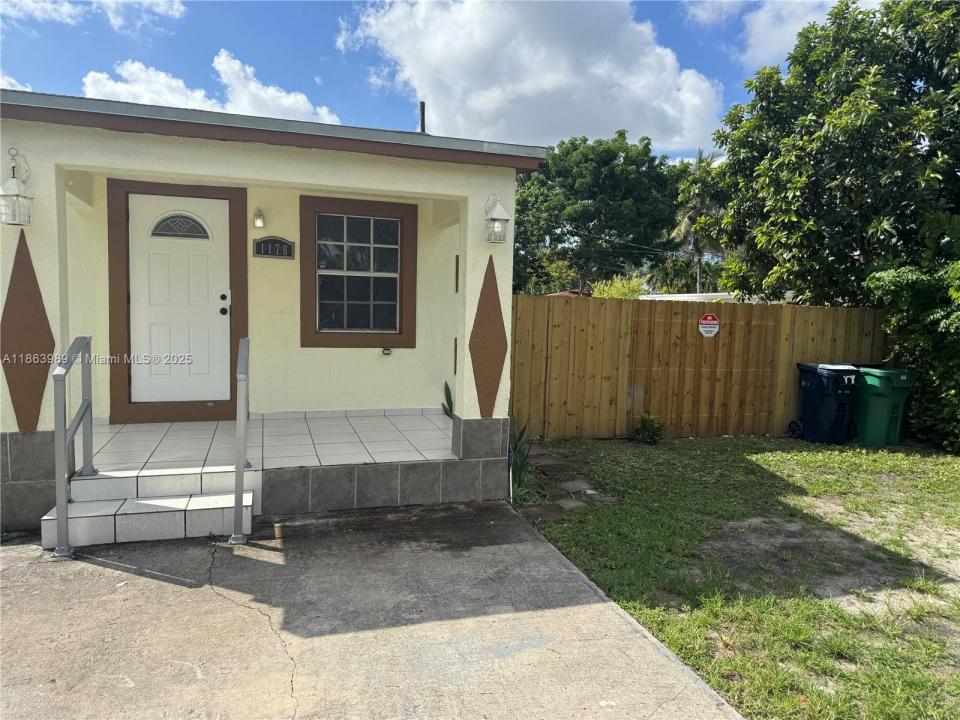 1178 NW 105th Ter, Miami, Floryda 33150, USA