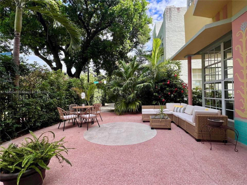1051 Meridian Ave 1E, Miami Beach, Floryda 33139, USA