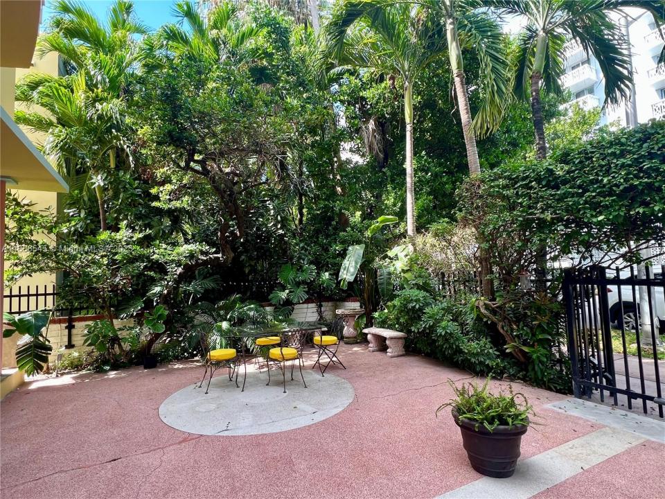 1051 Meridian Ave 1E, Miami Beach, Floryda 33139, USA