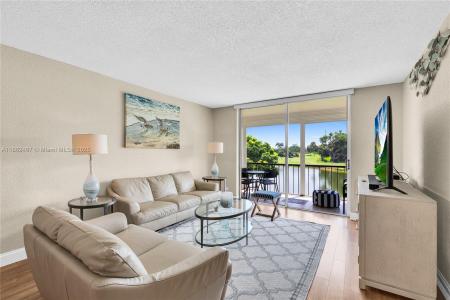 9320 S Hollybrook Lake Dr 203, Pembroke Pines, Florida 33025, USA