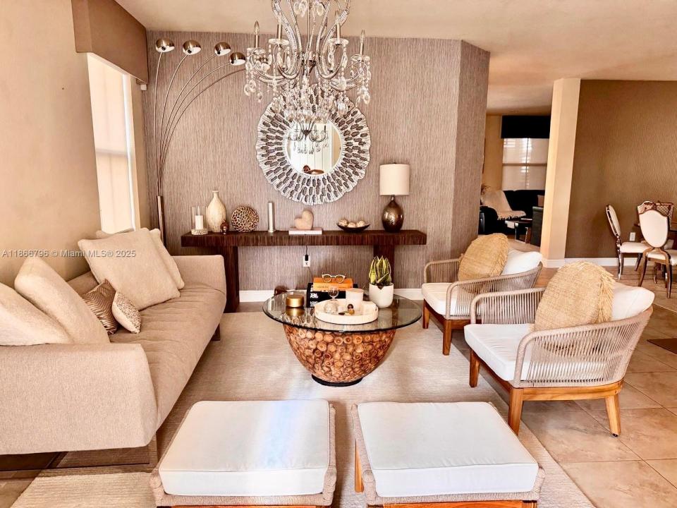 8870 NW 99th Path, Doral, Floryda 33178, USA