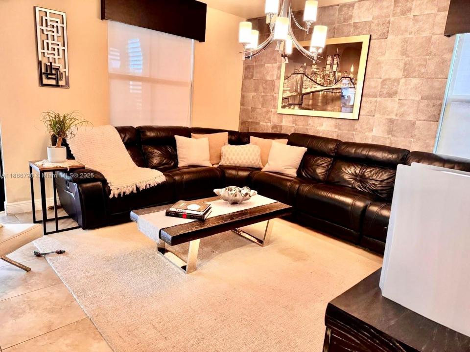 8870 NW 99th Path, Doral, Floryda 33178, USA