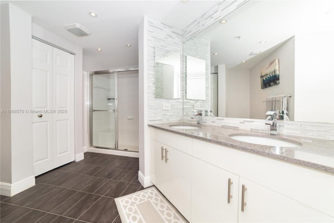 17100 N Bay Rd 1802, Sunny Isles Beach, Flórida 33160, Estados Unidos
