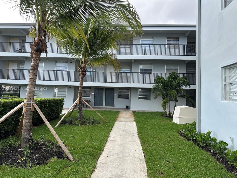 1100 NE 1 111, Hallandale Beach, Florida 33009, USA