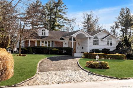 200 Hummingbird Drive, North Hempstead, New York 11576, USA