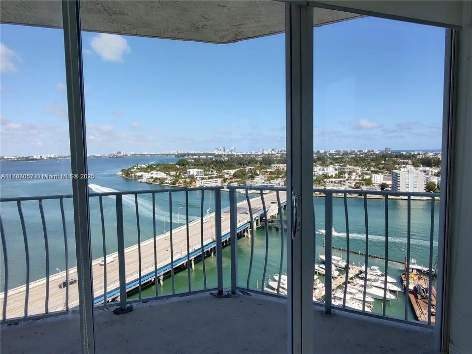 7601 E Treasure Dr 2018, North Bay Village, Florida 33141, Estados Unidos