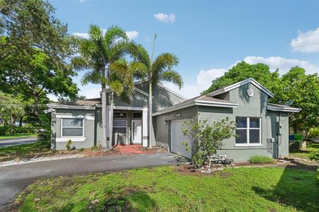 10681 Lago Welleby Dr, Sunrise, Florida 33351, USA