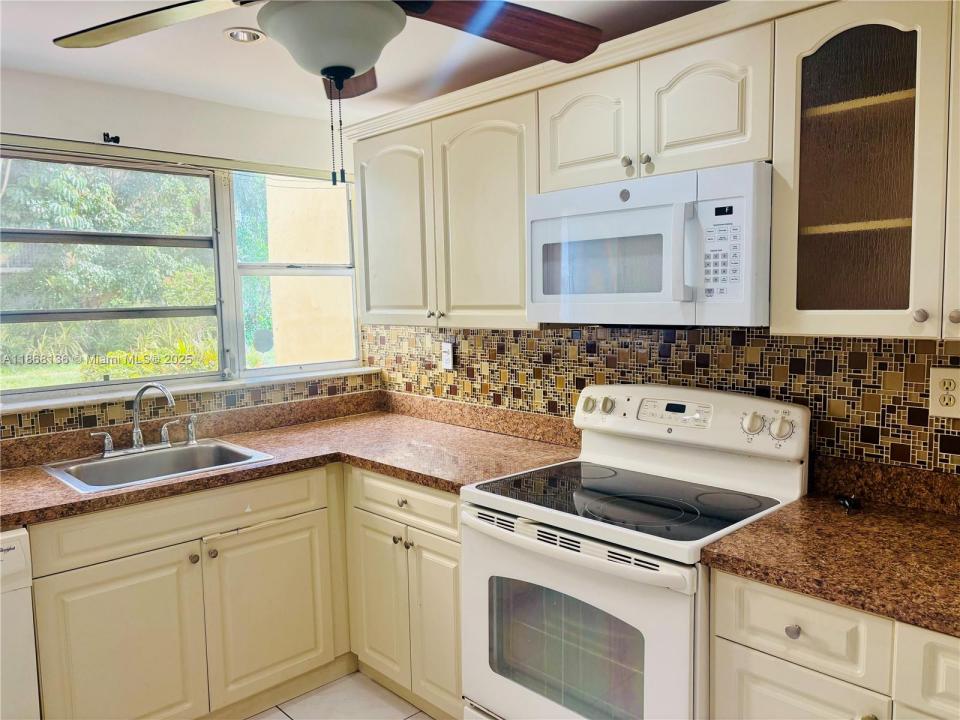 950 NE 199th st 1A 101, Miami, Флорида 33179, Соединенные Штаты