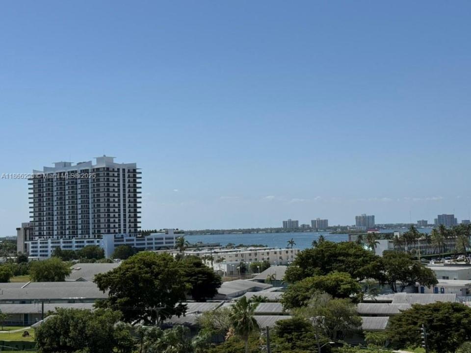 7501 E Treasure Dr 7L, North Bay Village, Florida 33141, USA