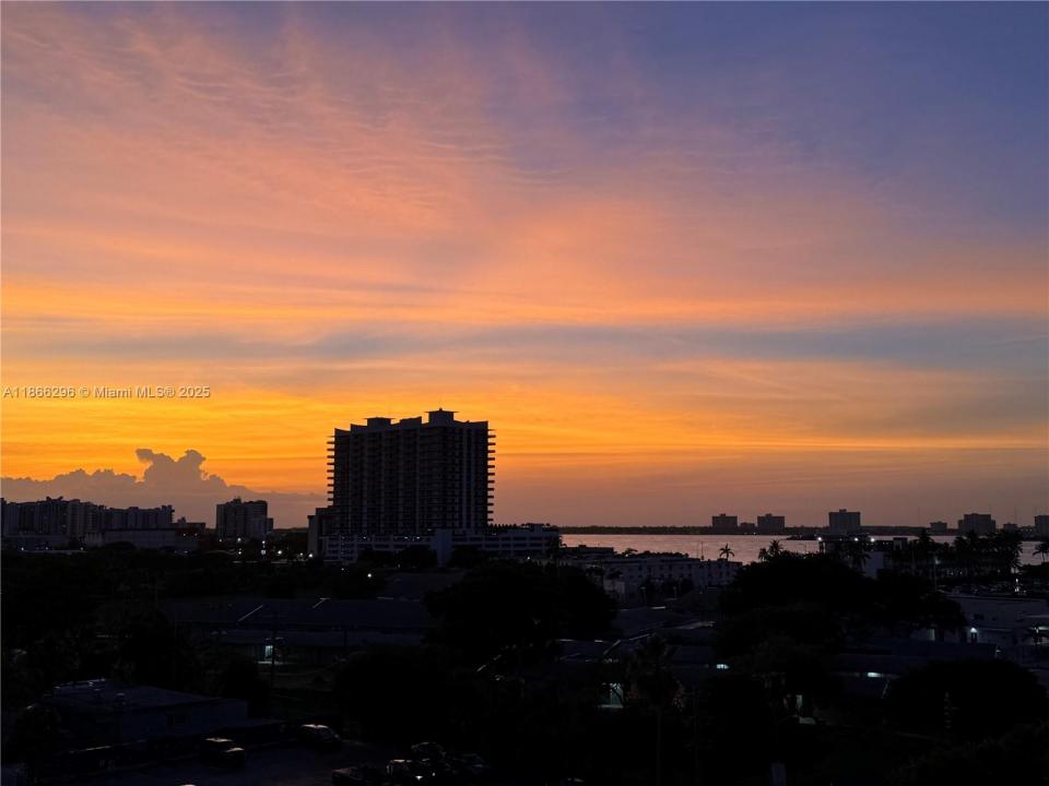 7501 E Treasure Dr 7L, North Bay Village, Florida 33141, USA