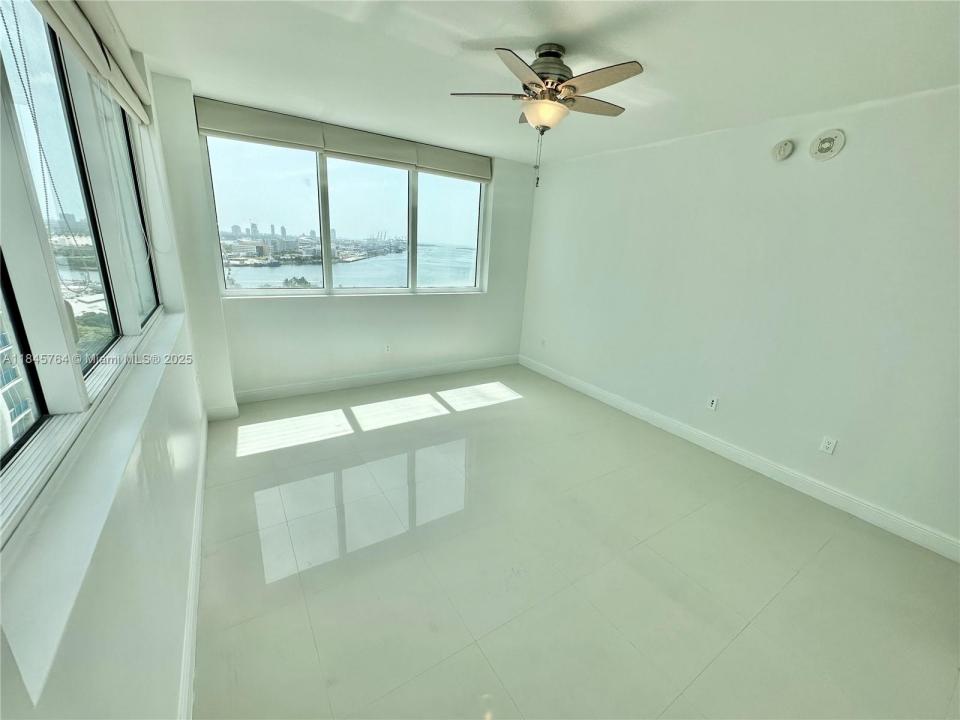 253 NE 2nd St 1903, Miami, Florida 33132, Stati Uniti