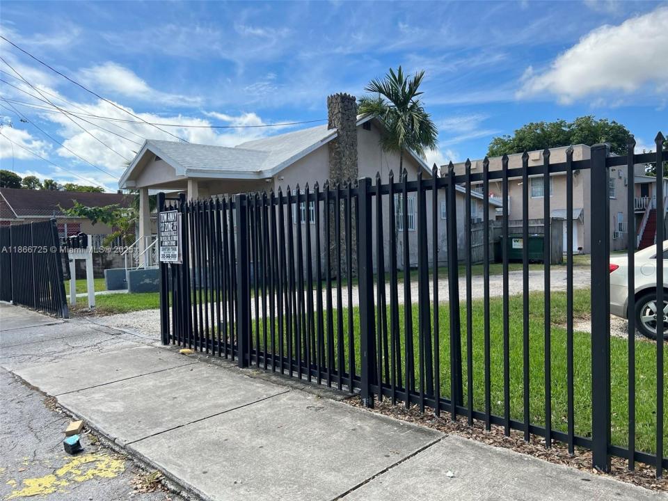 2844 NW 22nd Ct, Miami, Florida 33142, USA