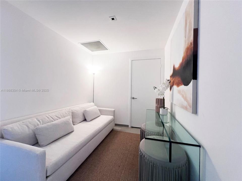 68 SE 6th St 1003, Miami, Florida 33131, USA