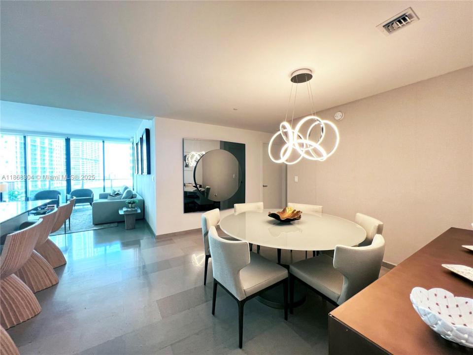 68 SE 6th St 1003, Miami, Florida 33131, USA