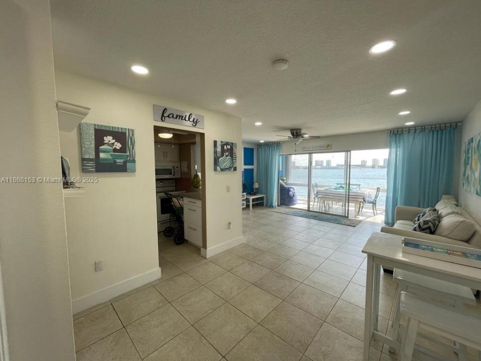 2936 Lake Shore Dr 306, Riviera Beach, Florida 33404