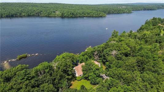 94 S Shore Road, Burrillville, Rhode Island 02859, États-Unis