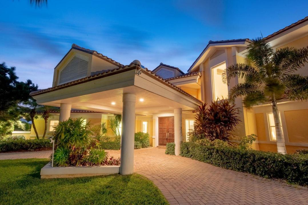 901 SE Riverside Drive, Stuart, Florida 34994