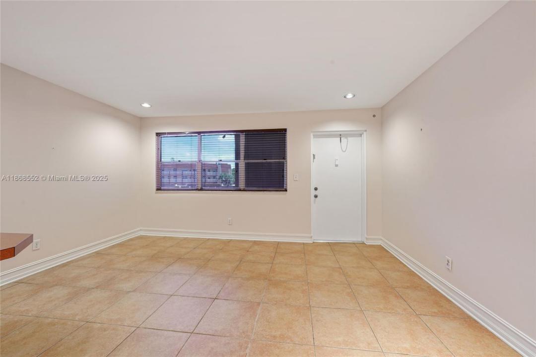 9021 Sunrise Lakes Blvd 211, Sunrise, Florida 33322