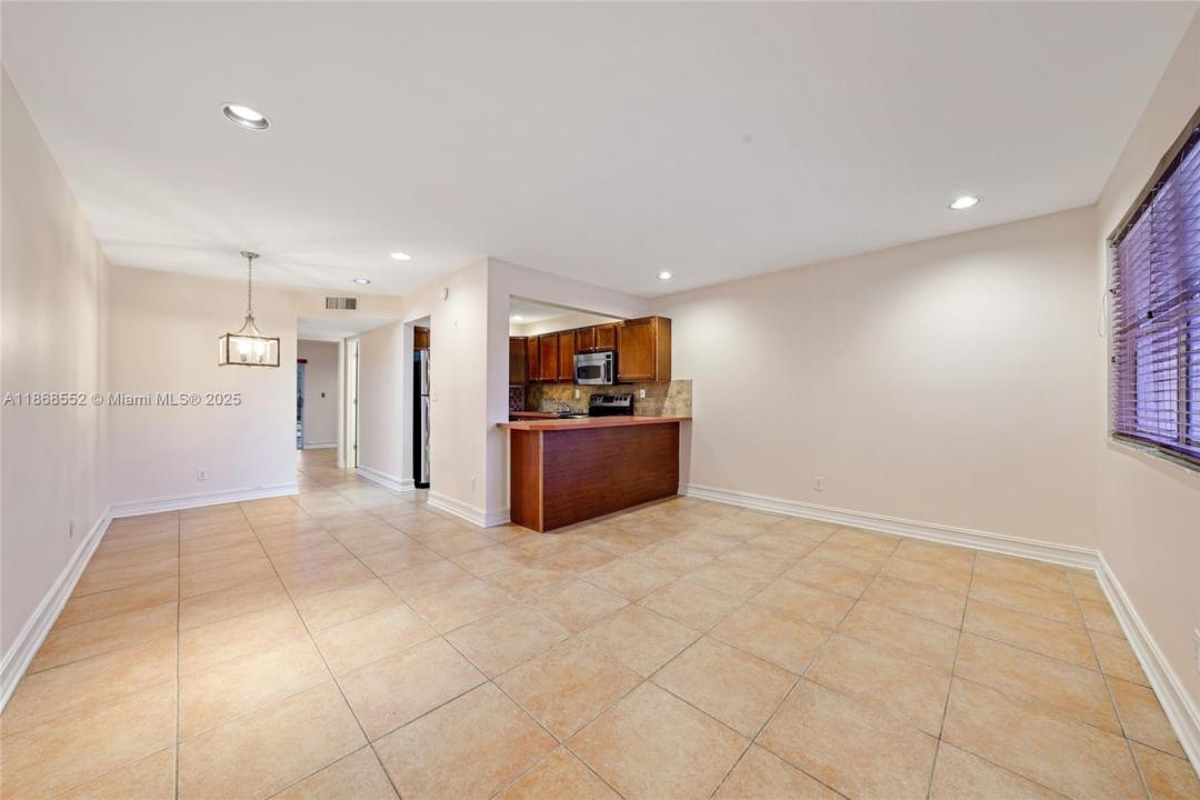 9021 Sunrise Lakes Blvd 211, Sunrise, Florida 33322