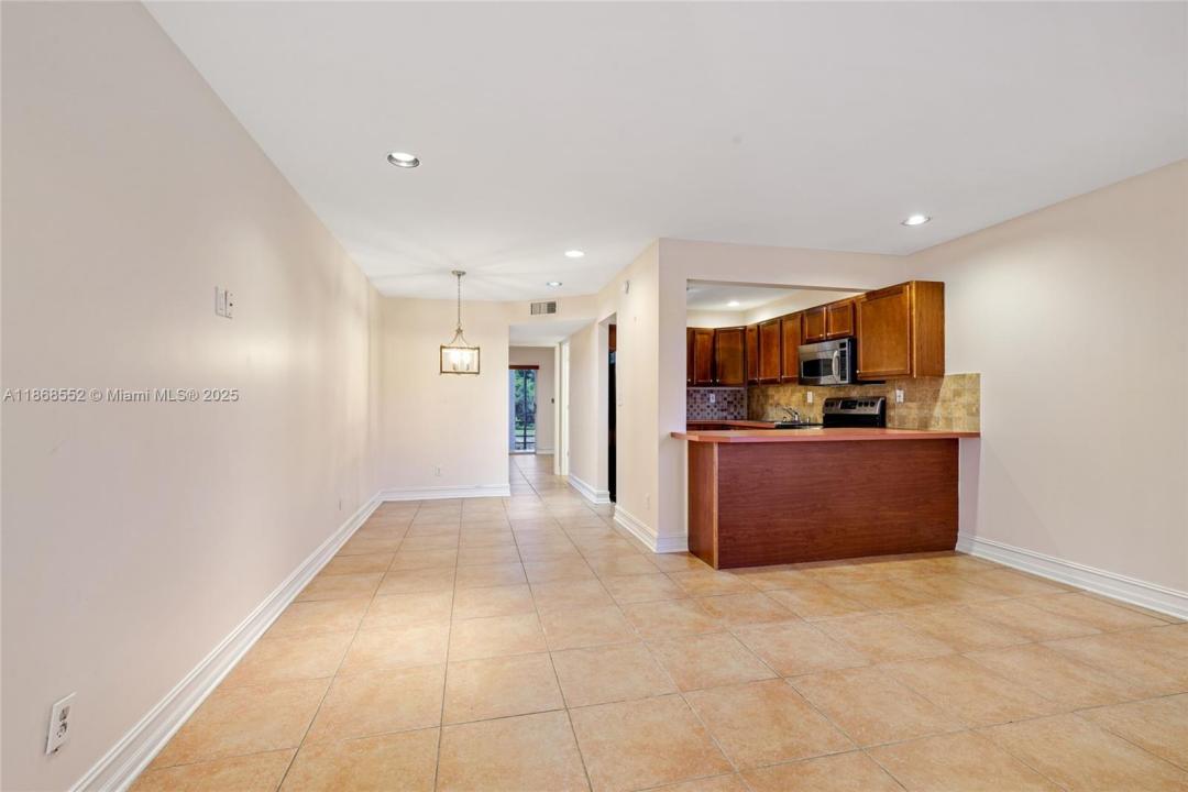 9021 Sunrise Lakes Blvd 211, Sunrise, Florida 33322