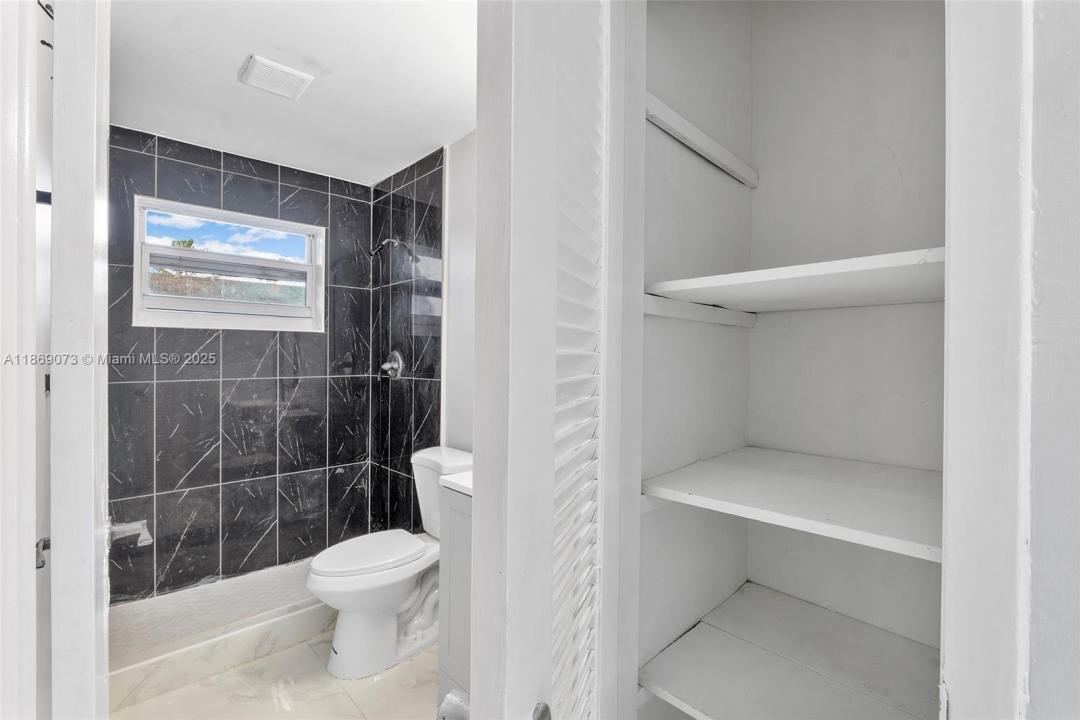 5305 nw 18th cvt 5305, Lauderhill, Florida 33313