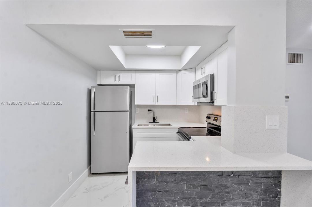 5305 nw 18th cvt 5305, Lauderhill, Florida 33313