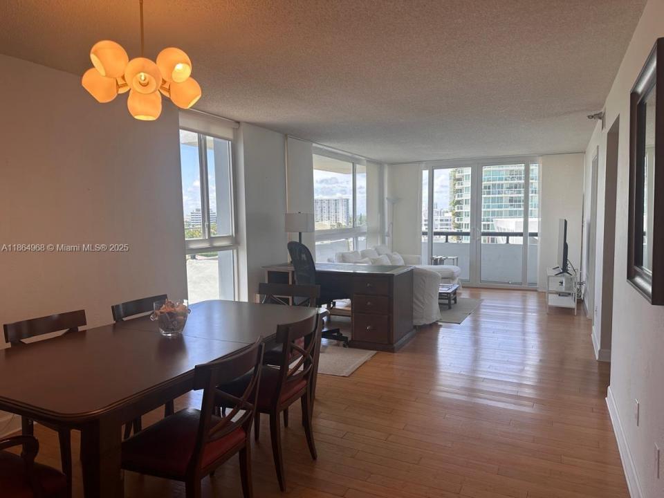 3200 Collins Ave 7-4, Miami Beach, Floryda 33140, USA