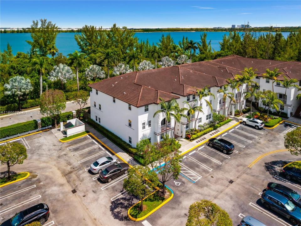 8620 NW 97th Ave 202, Doral, Florida 33178, USA