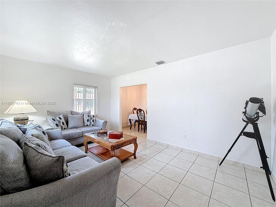 675 W 30th St, Hialeah, Флорида 33012, Соединенные Штаты