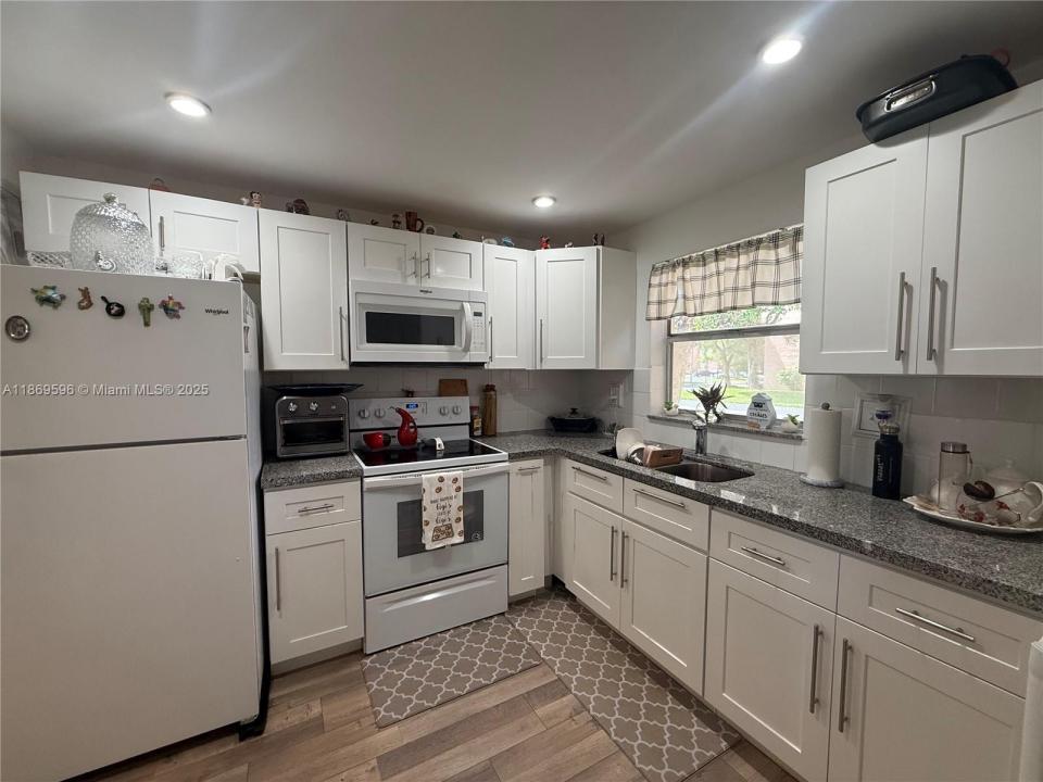 9581 Sunrise Lakes Blvd 101, Sunrise, Флорида 33322, Соединенные Штаты