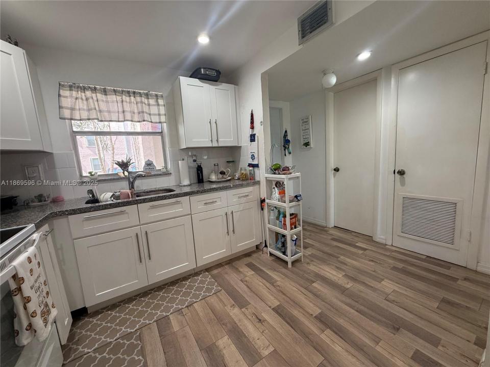 9581 Sunrise Lakes Blvd 101, Sunrise, Флорида 33322, Соединенные Штаты