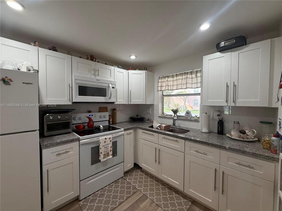 9581 Sunrise Lakes Blvd 101, Sunrise, Флорида 33322, Соединенные Штаты