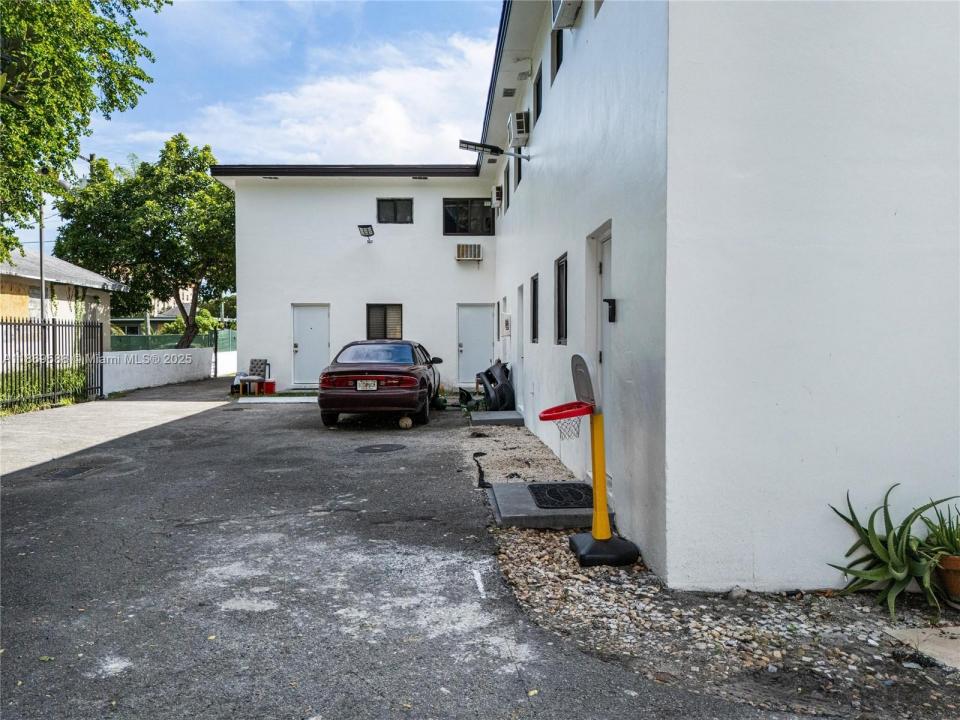 131 NE 77th St, Miami, Florida 33138