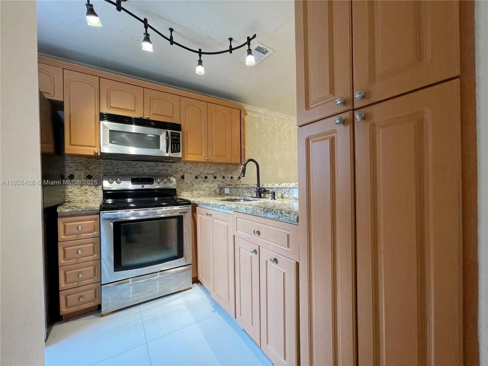 7915 NW 8th St 6B, Miami, Florida 33126