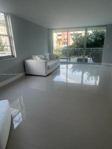 9500 W Bay Harbor Apt 2H, Bay Harbor Islands, Florida 33154, USA